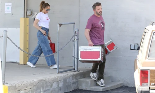 Jennifer Lopez și Ben Affleck cu cutii jpg
