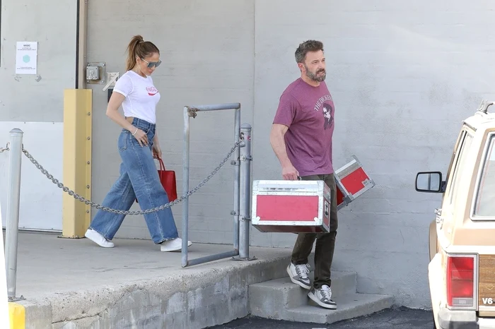 Jennifer Lopez și Ben Affleck cu cutii jpg