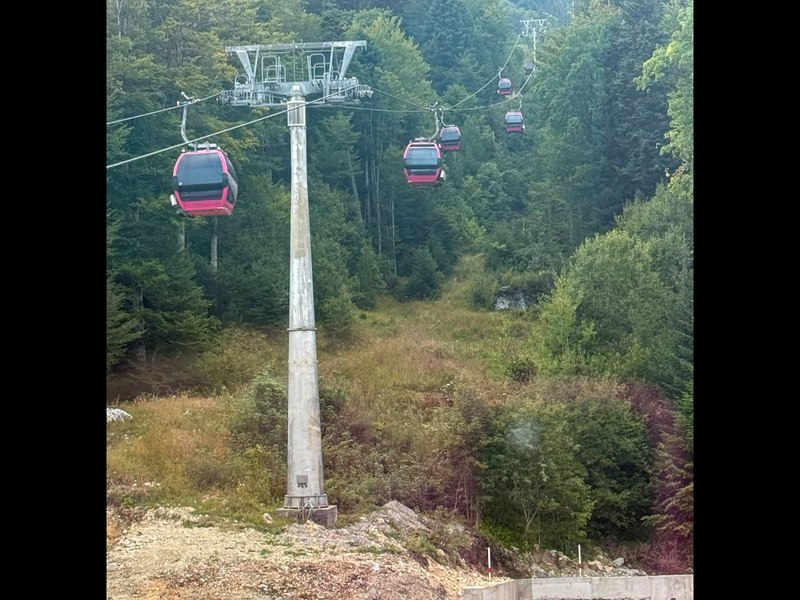 Gondola din Sinaia, oprită după ce un pilon s-a deplasat: lucrările la un hotel din apropiere ar fi provocat alunecări de teren