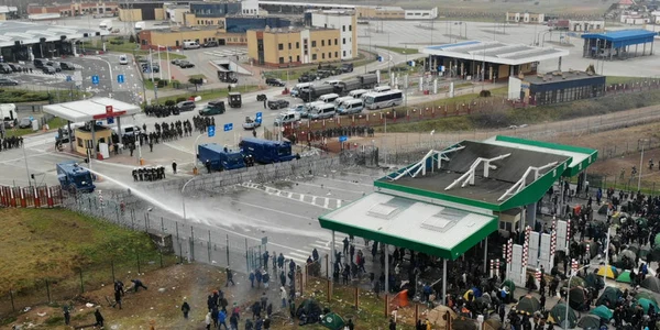 Polonia recurge la tunuri cu apa impotriva migrantilor adunati pa punctul de frontiera Kuznica FOTO EPA-EFE