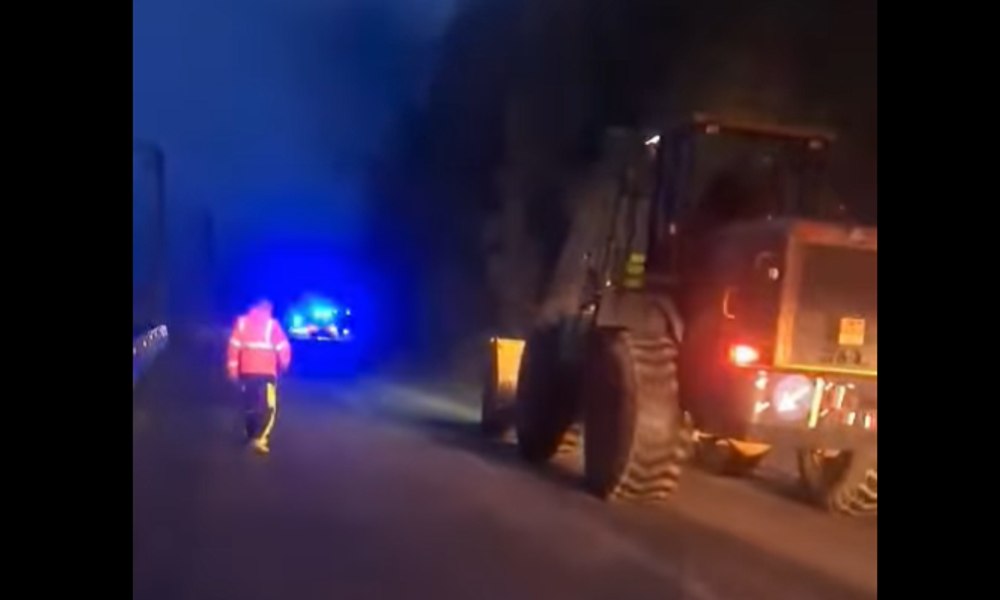 Accident pe Valea Oltului. Un camion a pierdut încărcătura cu semințe de floarea-soarelui pe șosea