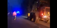 traficul este oprit pe valea oltului un camion a pierdut pe carosabil încărcătura de semințe de floarea-soarelui foto captura video fb