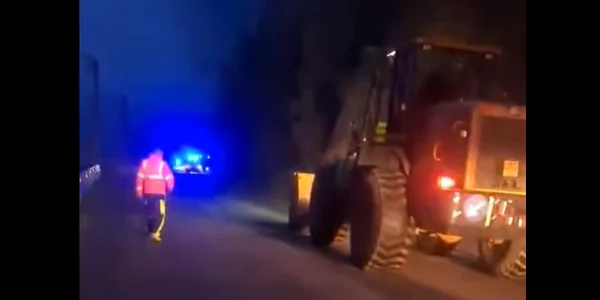 traficul este oprit pe valea oltului un camion a pierdut pe carosabil încărcătura de semințe de floarea-soarelui foto captura video fb