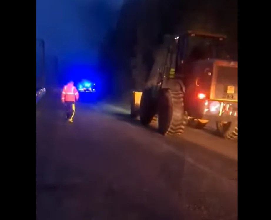 traficul este oprit pe valea oltului un camion a pierdut pe carosabil încărcătura de semințe de floarea-soarelui foto captura video fb