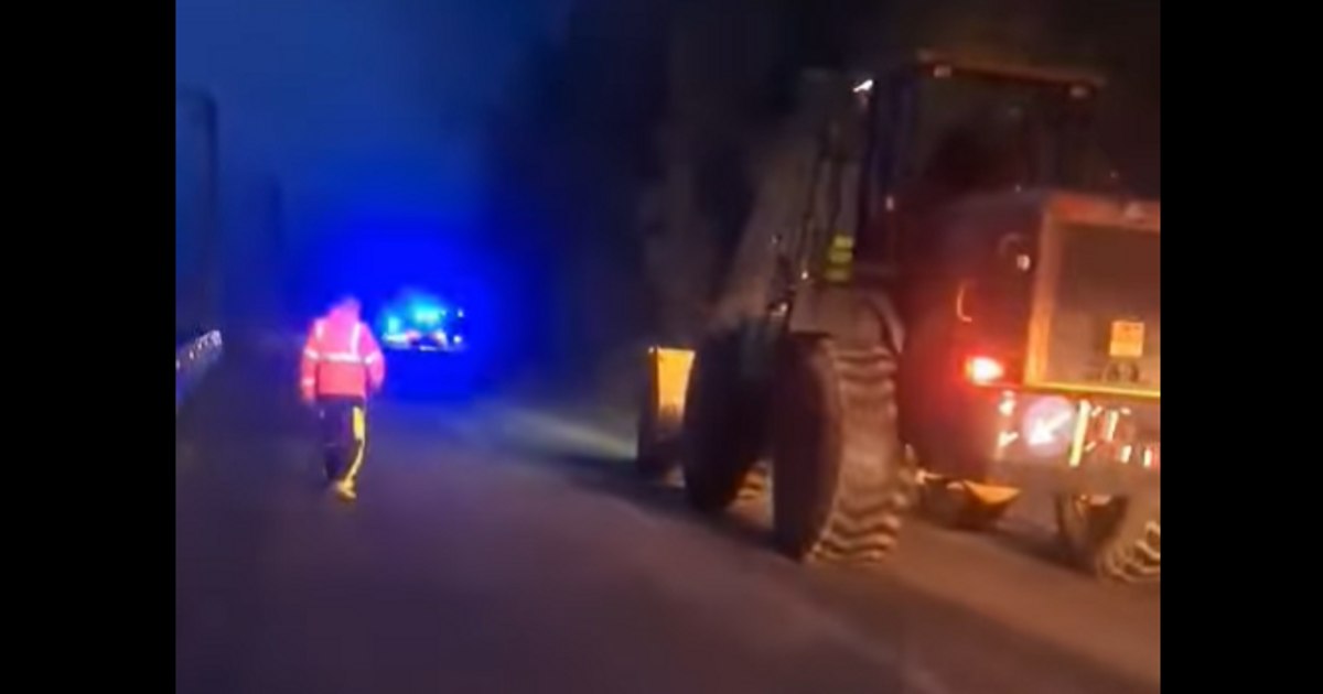 Accident pe Valea Oltului: Camion răsturnat, semințele de floarea-soarelui împrăștiate pe drum!
