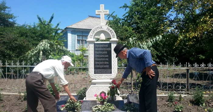 Verii Maxim şi Nicolae Ciuntu au fost printre cei mai activi localnici care au contribuit la instalarea „Clopotul durerii“ FOTOGRAFII: Anastasia Nani