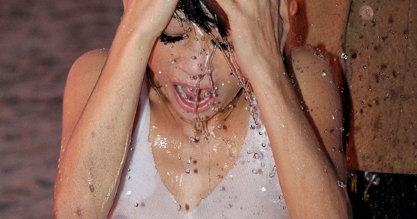 Actriţa Bai Ling a transformat un gest umanitar într-unul cu o puternică încărcătură sexuală. FOTO mirror.co.uk