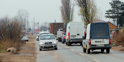 2 kilometri are, în unele zile, coloana de maşini blocate la bariera de la Domneşti