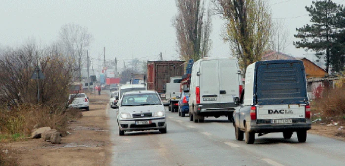 2 kilometri are, în unele zile, coloana de maşini blocate la bariera de la Domneşti