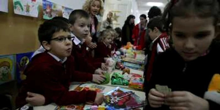 Copiii nevoiaşi vor primii jucării, încălţăminte şi cărţi. Foto: arhivă