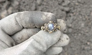 Inelul, imediat după ce a fost descoperit (© Norwegian Institute for Cultural Heritage Research - NIKU)