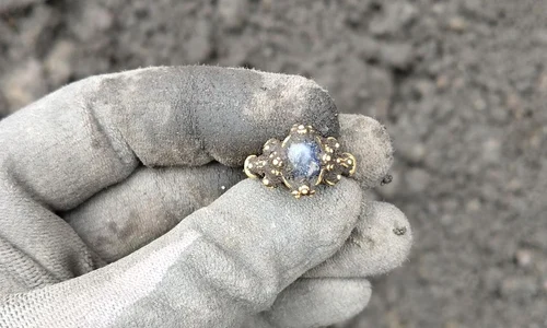 Inelul, imediat după ce a fost descoperit (© Norwegian Institute for Cultural Heritage Research - NIKU)