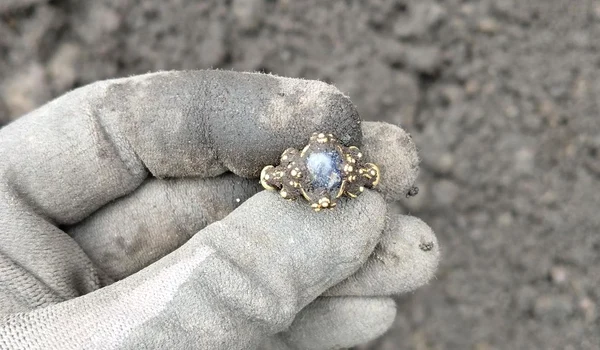 Inelul, imediat după ce a fost descoperit (© Norwegian Institute for Cultural Heritage Research - NIKU)