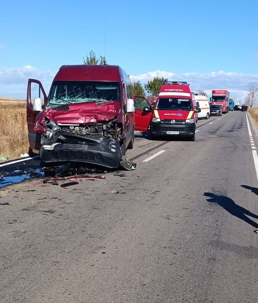 Șase persoane rănite în ciocnirea dintre un autocamion și un microbuz de călători