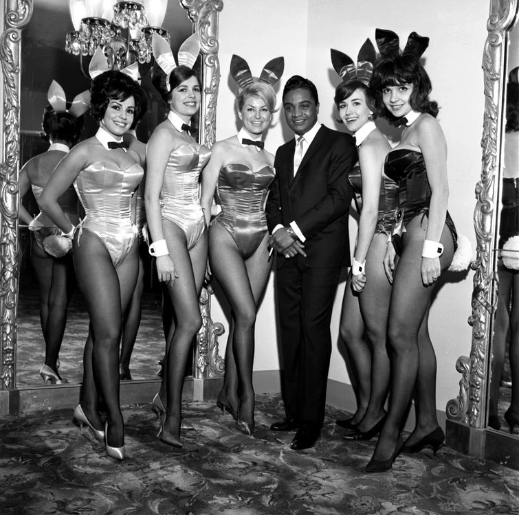Cântăreţul Jackie Wilson pozează cu iepuraşii de la Playboy. FOTO Getty Images