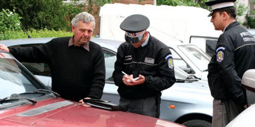 Dacă parchează ilegal, şoferi iau o amendă de 200 de lei