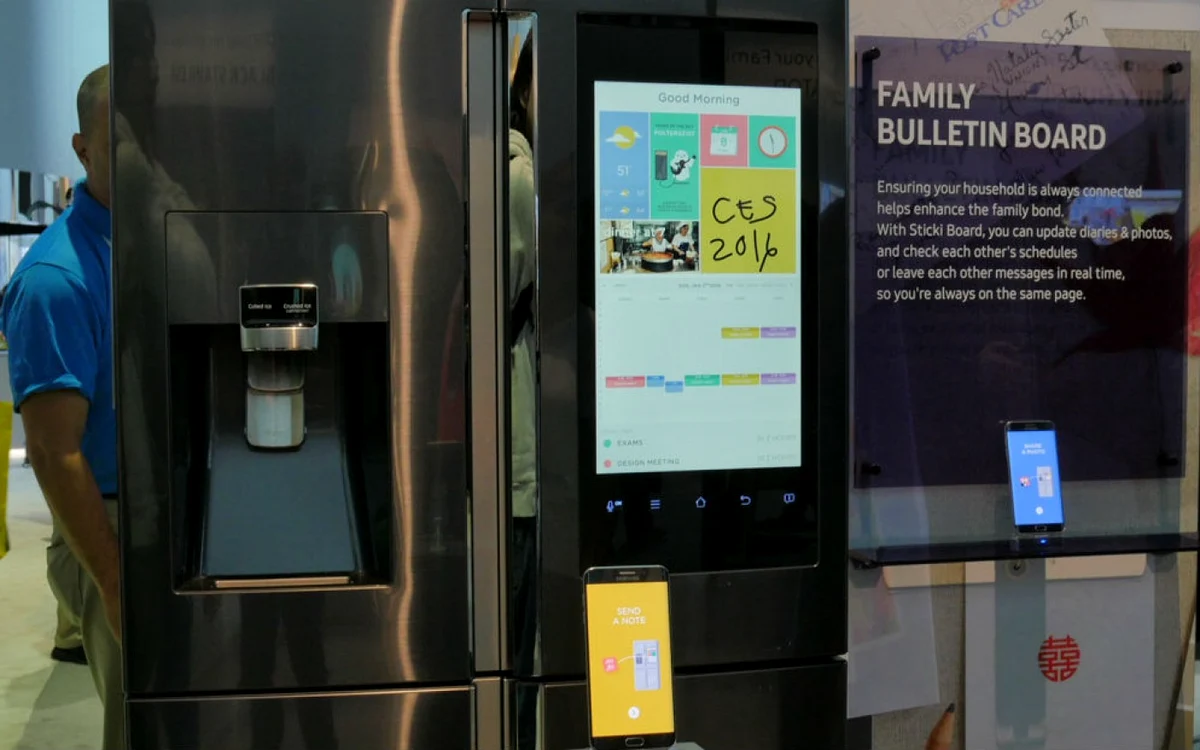 Frigiderul Samsung adună într-un singur loc programul întregii familii. FOTO Răzvan Băltăreţu/Adevărul