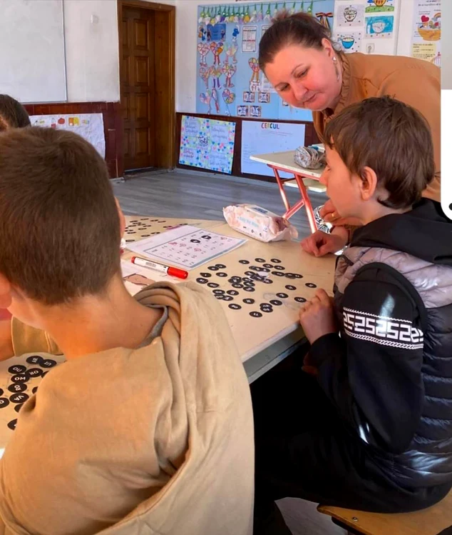 Învățătoarea predă adaptat, în funcție de capacitatea de învățare a elevilor FOTO arhiva personală 