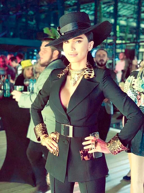 
    Merge de 3 ori  pe săptămână  la sala de sport   