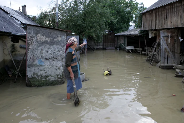 
    Multe din gospodăriile din zona Moldovei sunt deja inundate, iar oamenii se luptă să scoată apa din curți  