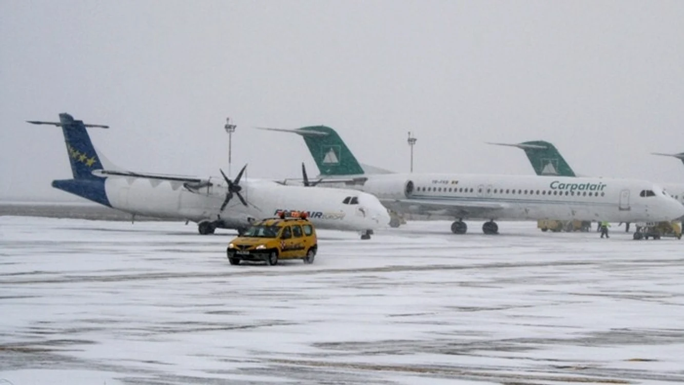 Pe Aeroportul Otopeni, traficul aerian se desfășoară în condiții de iarnă