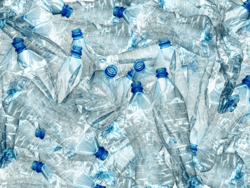 Sistemul Garanţie-Returnare: Un hipermarket din România a instalat deja aparate de reciclare a PET-urilor