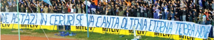 Fanii Craiovei i-au dedicat un banner lui Adrian Păunescu: „De astăzi în ceruri se va cânta Oltenia Eterna Terra Nova“