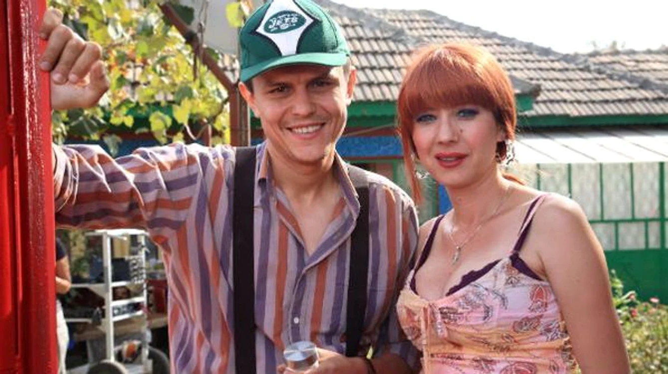 Iulian Postelnicu, alături de Mirela Oprișor, într-o scenă din „Las Fierbinți”