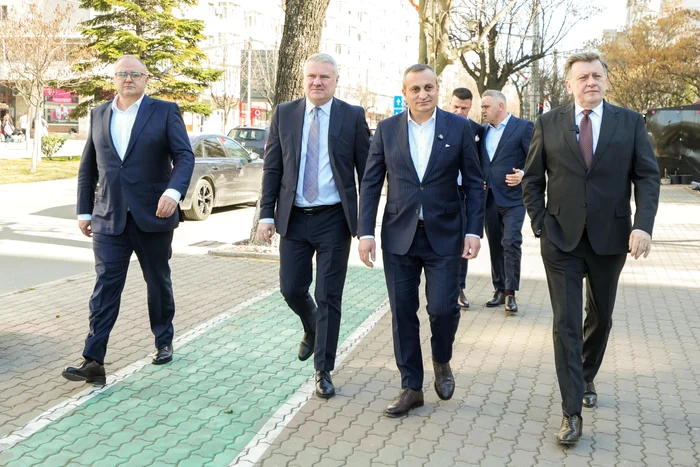 Crin Antonescu, la Slatina, alături de Marius Oprescu (PSD) și Gigel Știrbu (PNL) FOTO: FB/PSD Olt