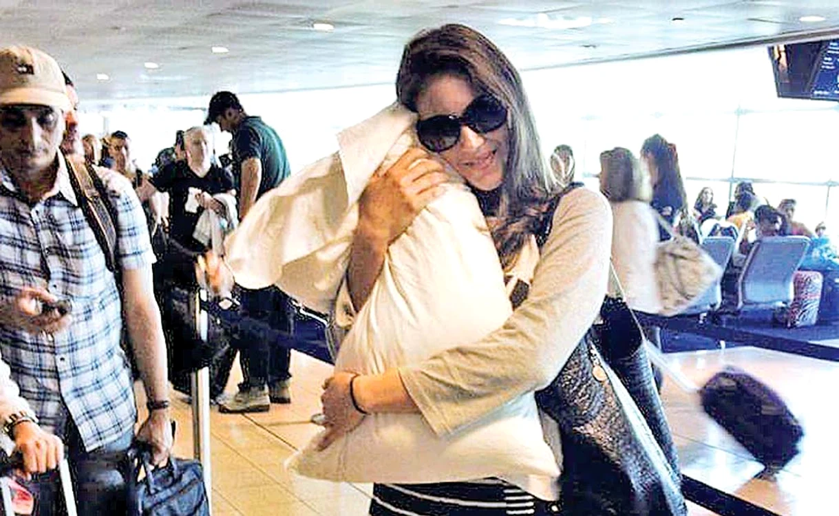 Adina poartă perna în troller-ul de mână şi o foloseşte atât în avion, cât şi la hotel