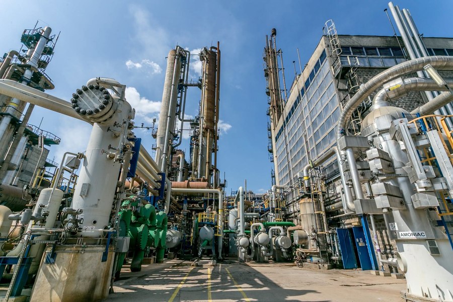 Investiții în eficiență energetică în valoare de 290 de milioane de euro. Ilie Bolojan: „O industrie mai competitivă și un aer mai curat”