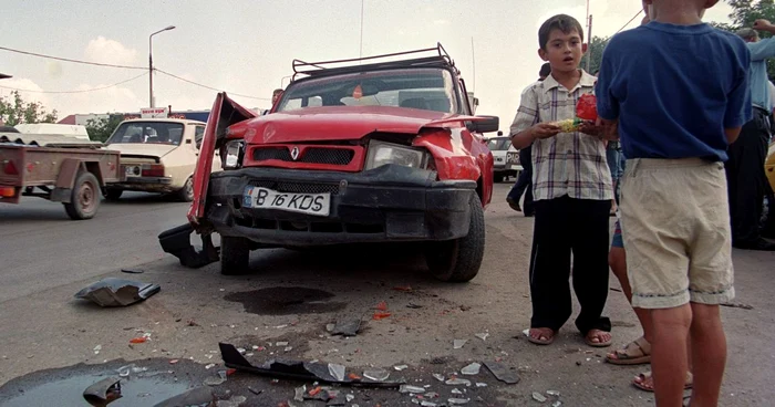 Proprietarii vor fi nevoiţi să-şi repare singuri autoturismele distruse de cal deoarece nu aveau încheiate poliţe de asigurare FOTO: Mediafax