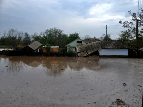 Inundaţii în oraşul Liteni. Zeci de gospodării au fost afectate de o rupere de nori. FOTO