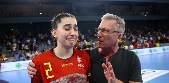 Mihaela Mihai, consolată după ce România a ratat calificarea în finala Euro U19. Foto Facebook