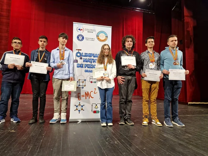 Elevii din Olt au urcat pe podiumul Olimpiadei Naționale de Fizică FOTO: Fb/Vanina Badea