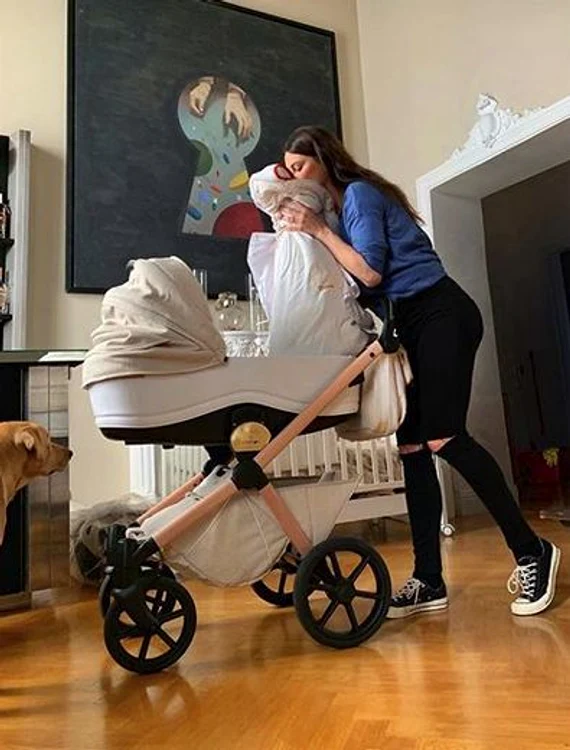 Pe Catrinel o prinde de minune rolul de mămică