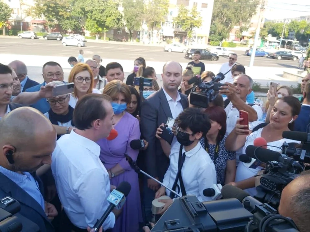 Premierul şi reprezentanţii elevilor din Constanţa FOTO AEC