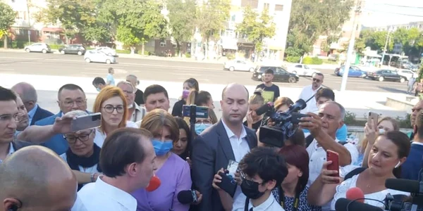 Florin Cîţu şi elevi Constanţa