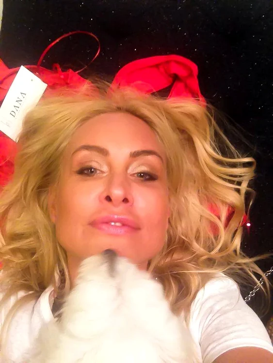 
    Vica Blochina s-a răsfăţat la shopping, înainte de potop FOTO Facebook  