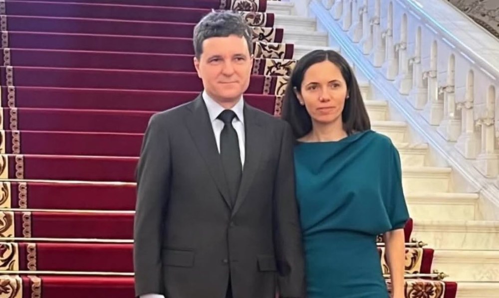 Partenera lui Nicușor Dan, îmbrăcată la dezbaterile candidaților la prezidențiale de Andreea Raicu. Cât costă ținutele
