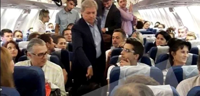 Premierul Dacian Cioloş, făcându-şi loc în aeronava Tarom FOTO tvr.ro