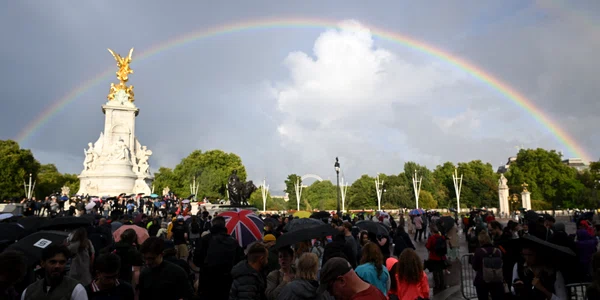 Curcubeu la Palatul Buckingham Regina Elisabeta FOTO Getty Images