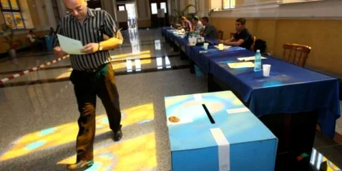 Profesorii şi cercetătorii sunt aşteptaţi la urne pentru alegerea rectorului. Foto: arhivă