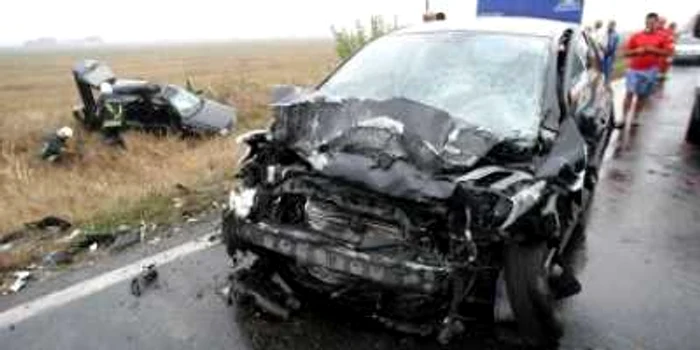 UPDATE Grav accident între Timişoara şi Arad: o persoană a murit pe loc şi una la spital