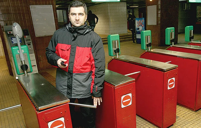 Pasul 1. Trimiteţi mesaj la 1700 şi aşteptaţi confirmarea efectuării plăţii unei călătorii (Fotografii: Sever Gheorghe)