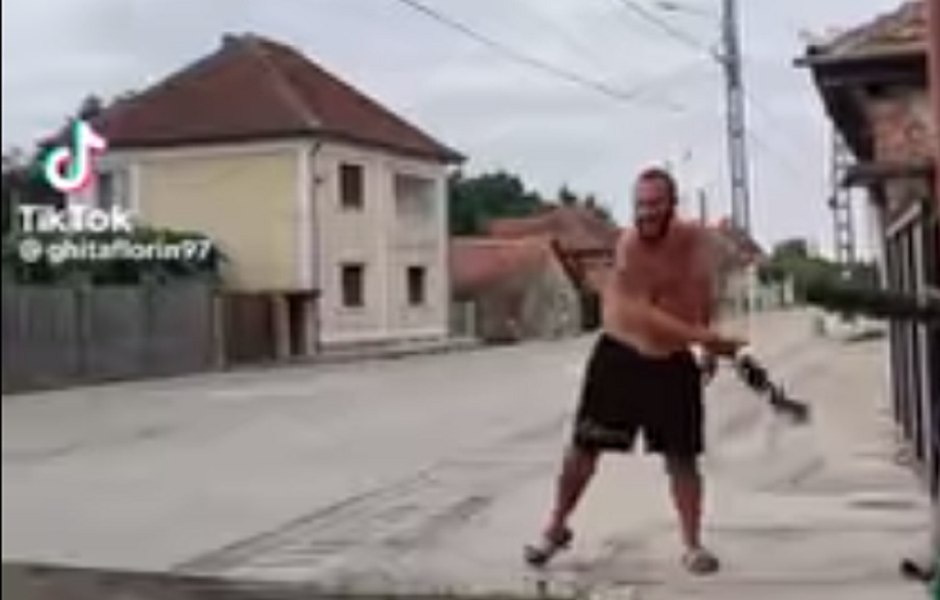 S-a filmat în timp ce prindea de coadă o pisică și dădea cu ea de pământ. Acum bărbatul este reținut