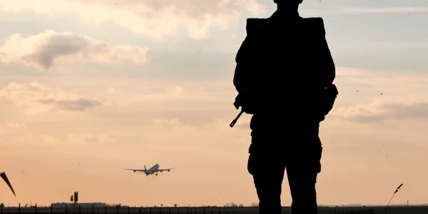 Un soldat francez care patrulează pe aeroportul Roissy Charles de Gaulle
