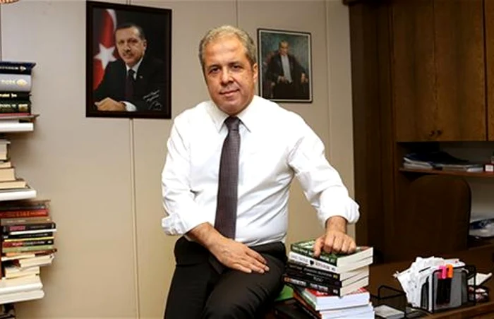 Deputatul AKP Şamil Tayyar, în biroul său FOTO hurriyetdailynews.com