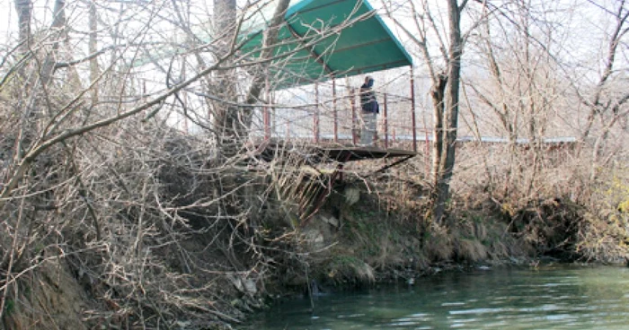 Apa din canalizarea Vaduri curge permanent în lac