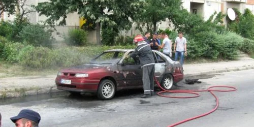 Proprietarul autoturismului a scăpat cu viaţă